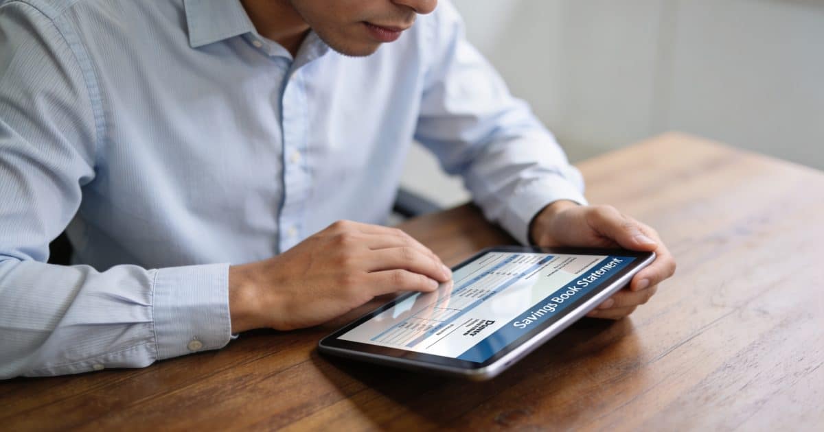 client consultant regardant relevé livret epargne numerique