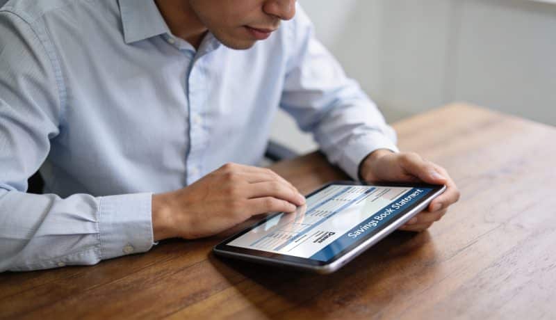 client consultant regardant relevé livret epargne numerique