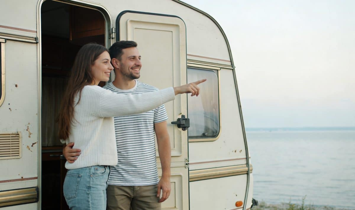 Couple visite mobil home usage pres mer calme