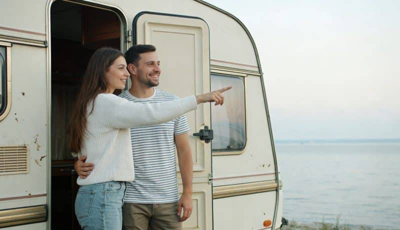 Couple visite mobil home usage pres mer calme