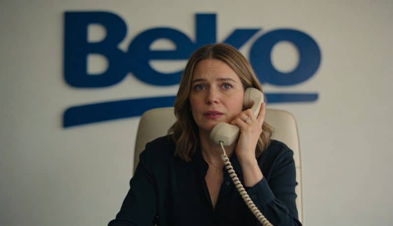 Femme assise au telephone devant logo Beko