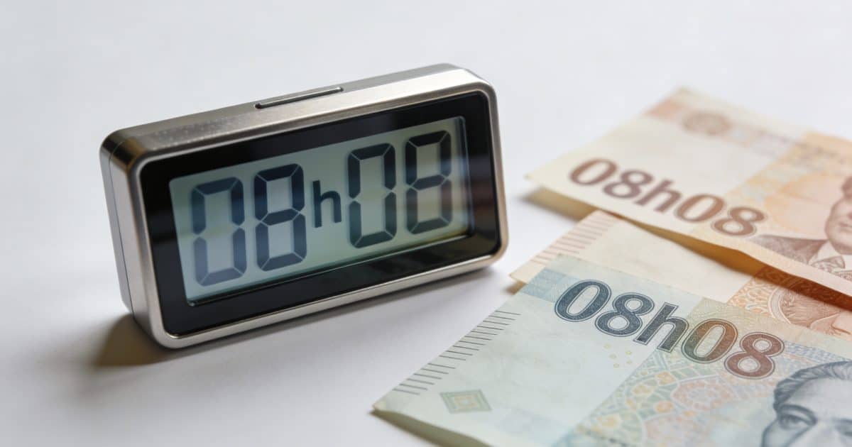 Horloge numerique affichant 08h08 pres de billets