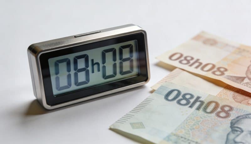 Horloge numerique affichant 08h08 pres de billets