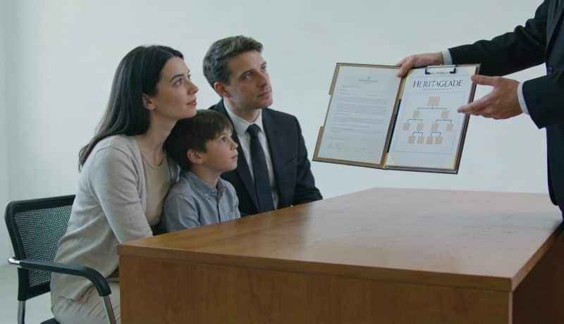 notaire montrant un dossier dheritage a une famille