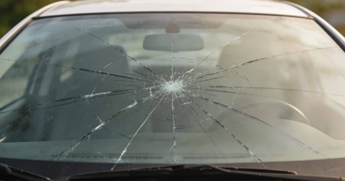 pare brise de voiture fissuree photo prise de face