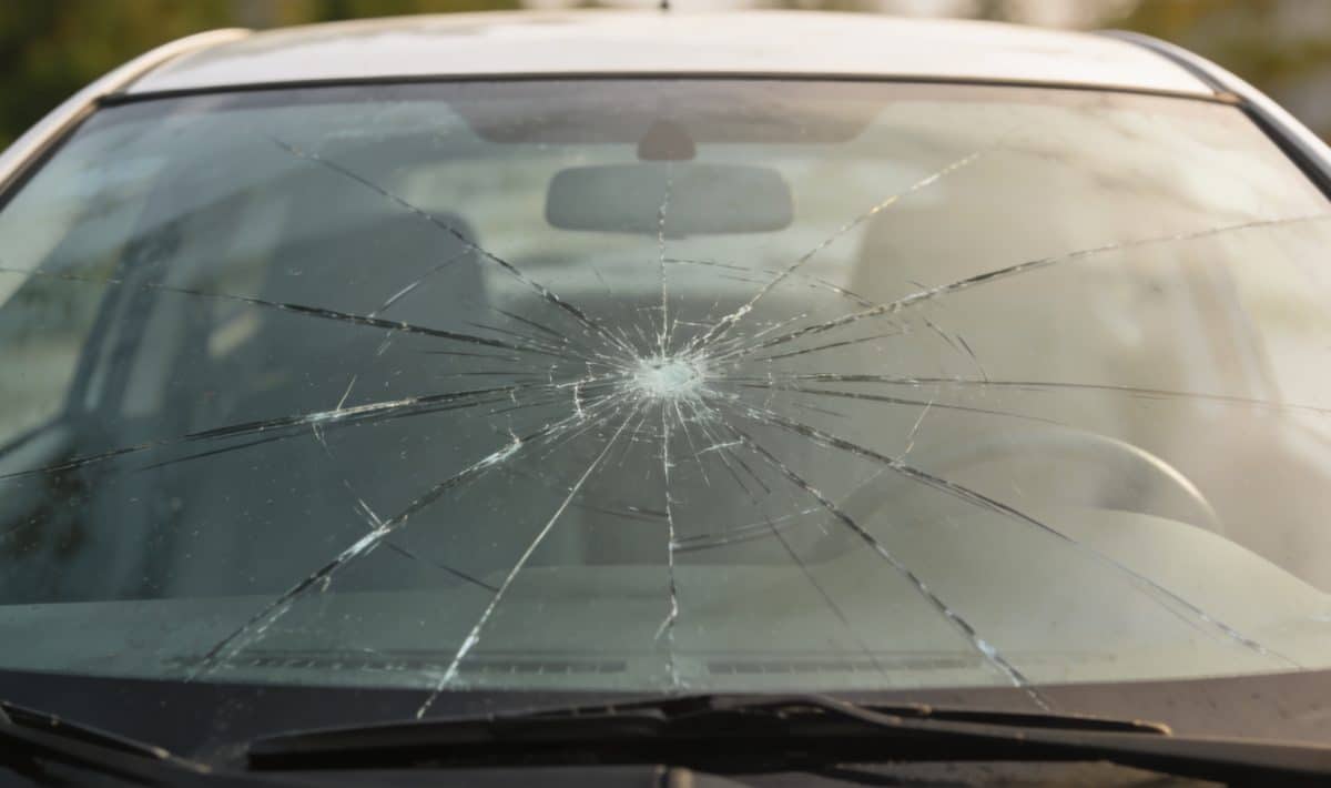 pare brise de voiture fissuree photo prise de face