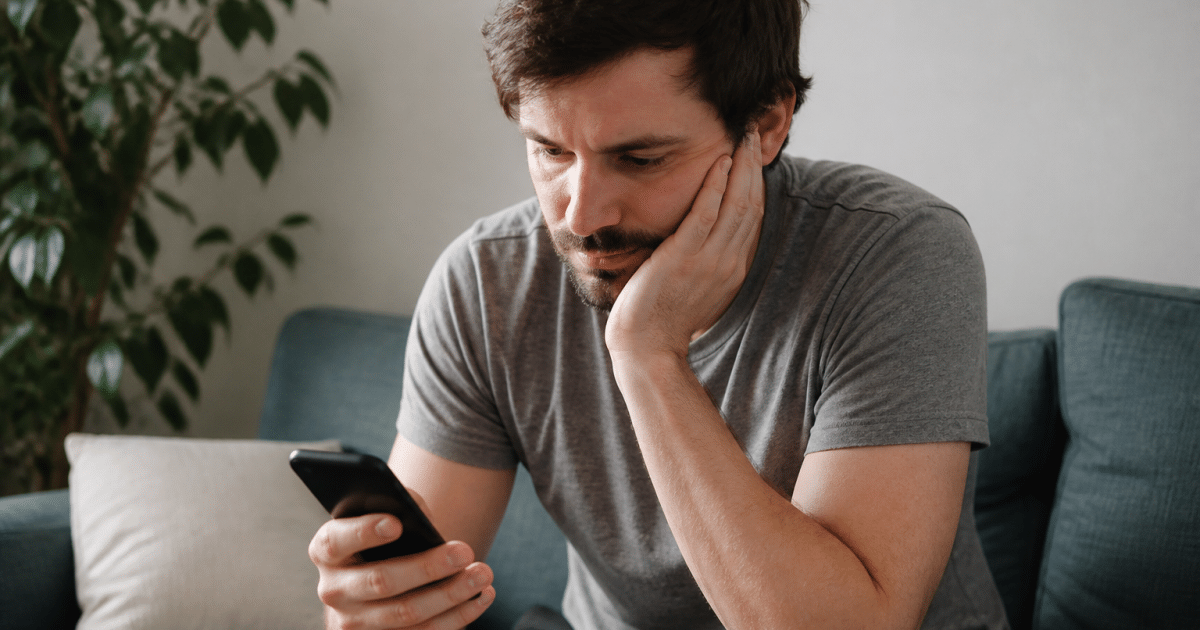 Personne consultant son compte bancaire sur smartphone vide.