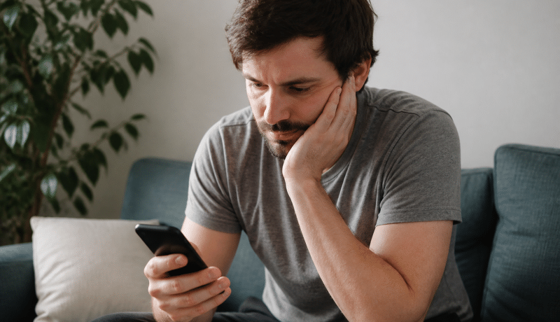 Personne consultant son compte bancaire sur smartphone vide.