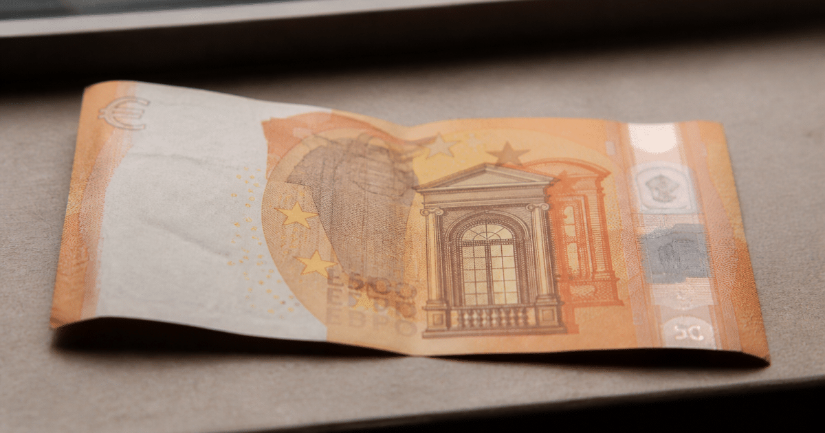 Billet de banque cinquante euros posé horizontalement en gros plan.
