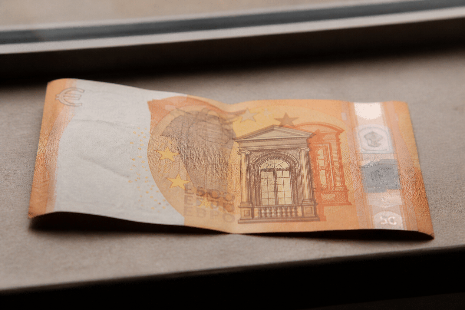 Billet de banque cinquante euros posé horizontalement en gros plan.