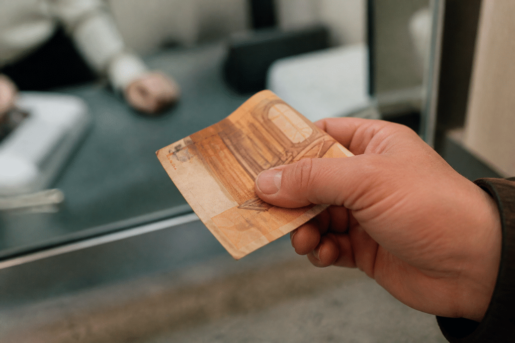 Billet usé de cinquante euros échangé à la banque