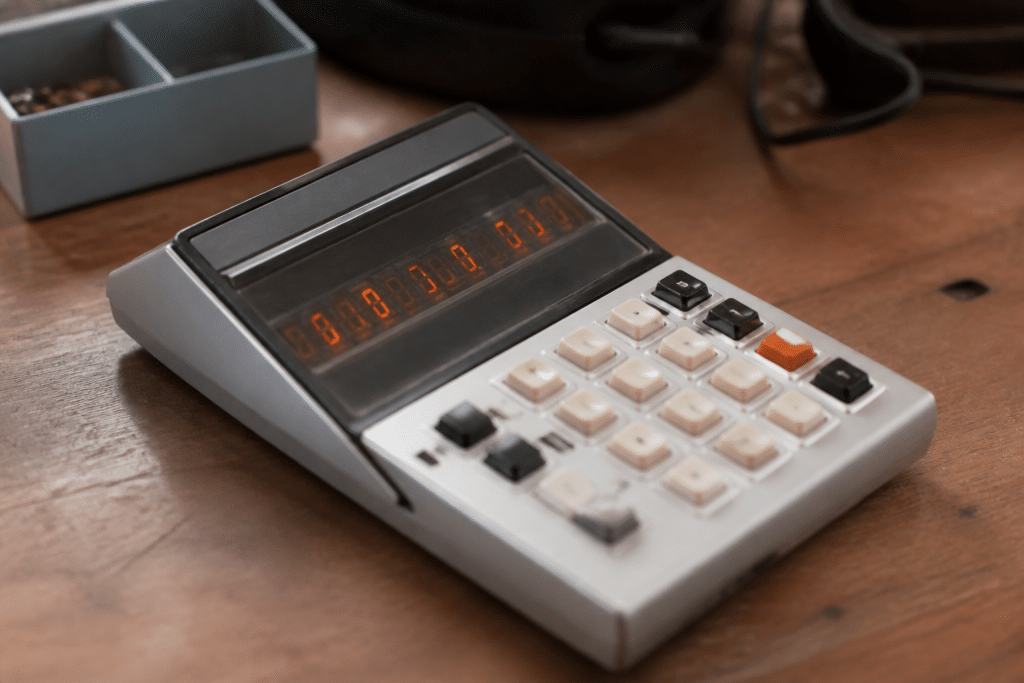 Calculatrice affichant colonnes de chiffres séparées distinctement.