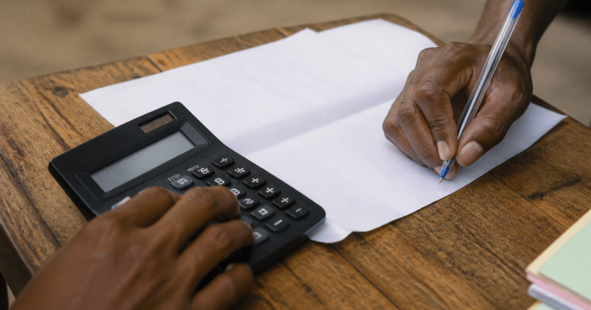 Calculatrice affichant chiffres frais transaction commerciale papier