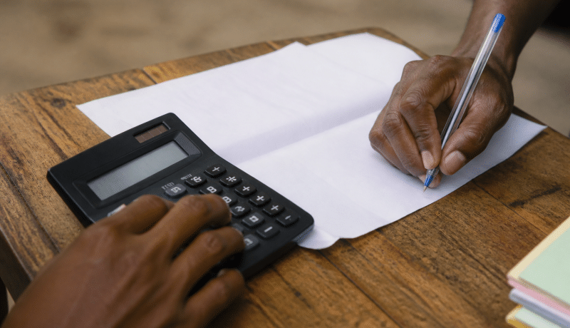 Calculatrice affichant chiffres frais transaction commerciale papier