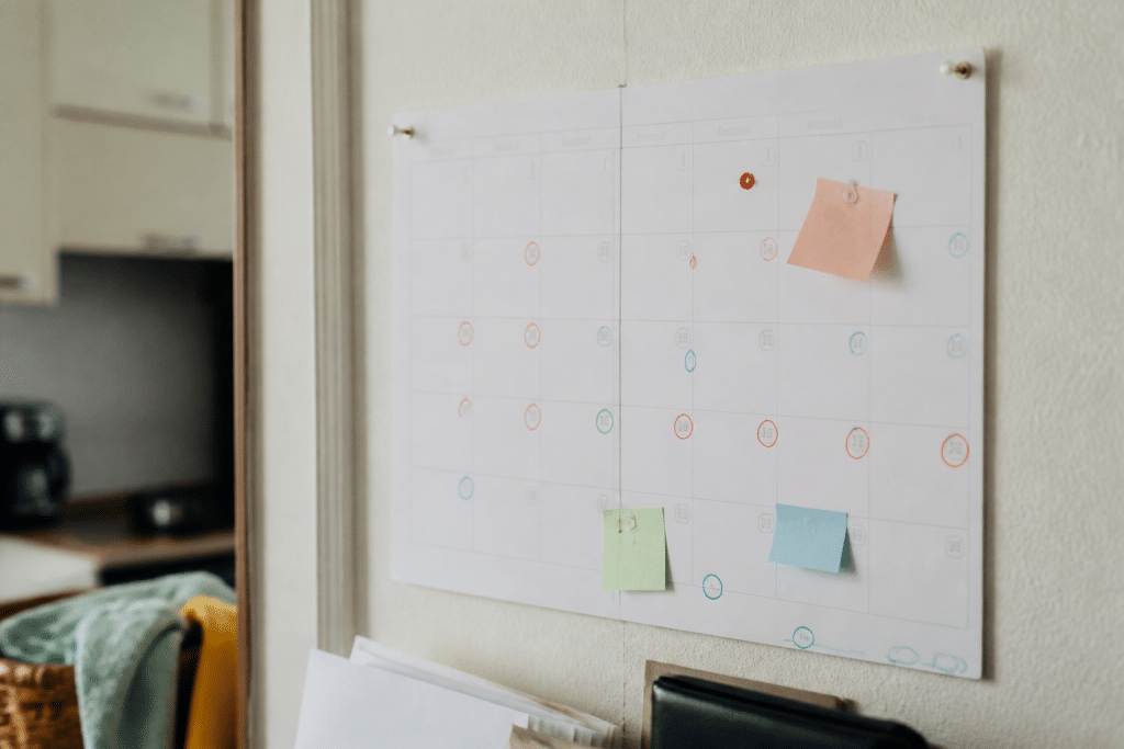 Calendrier mensuel avec dates encerclees et notes de paiement.