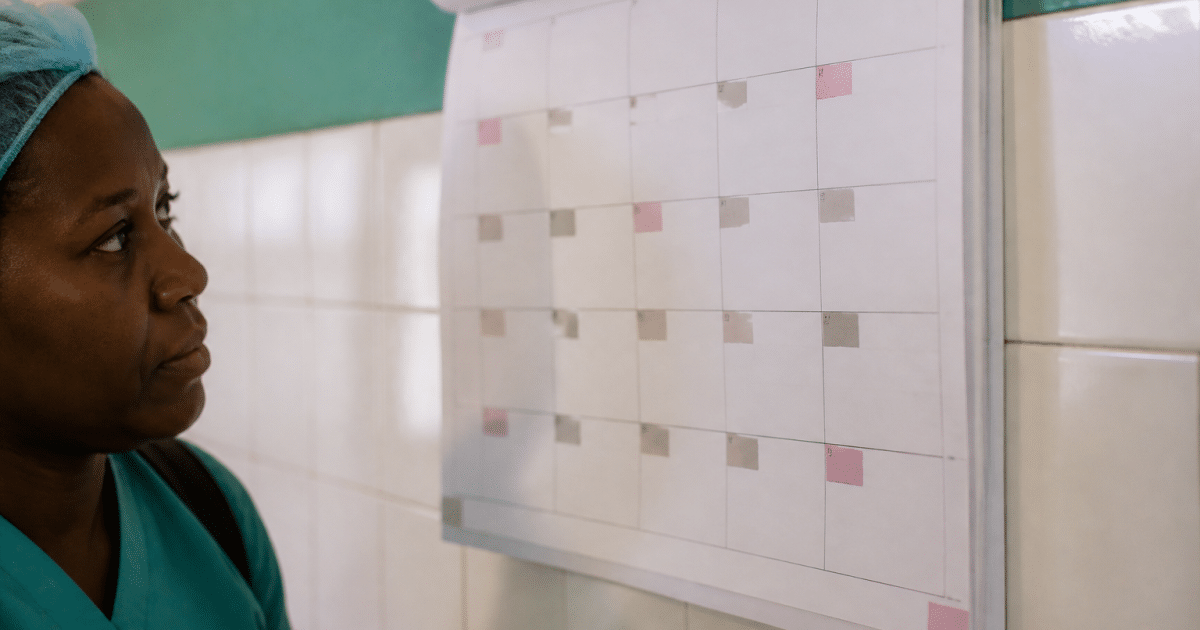Calendrier mural affichant dates paiement agents hospitaliers