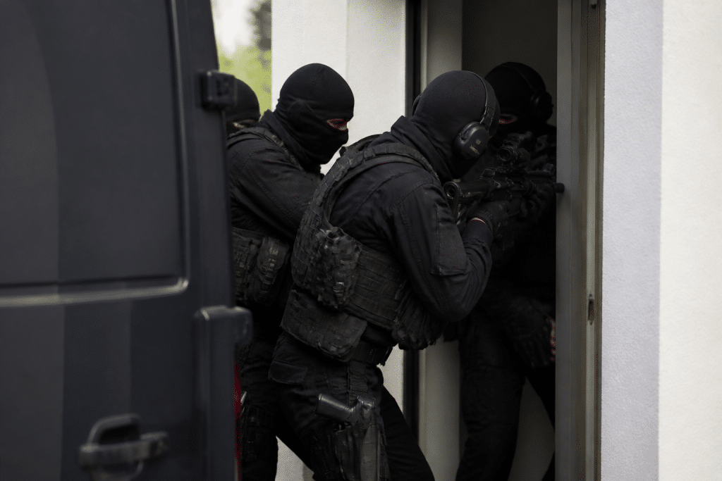 Commandos en noir intervenant lors d'une operation tactique