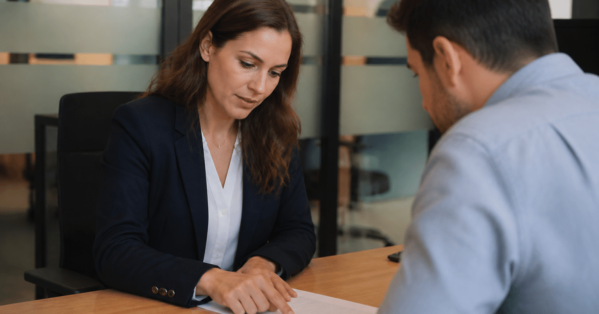 Conseiller bancaire montrant document pret sur bureau