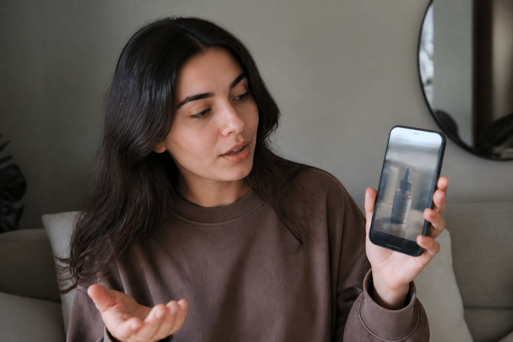 Createur montrant produits sponsorises sur telephone mobile brillant