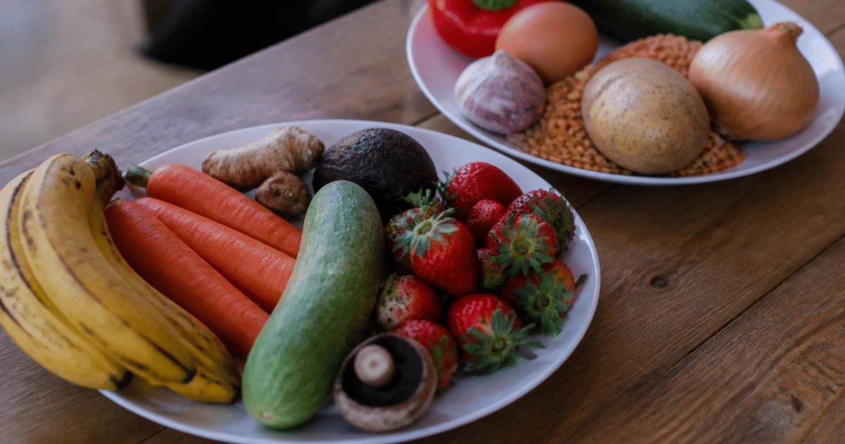Deux assiettes avec fruits legumes et provisions alimentaires