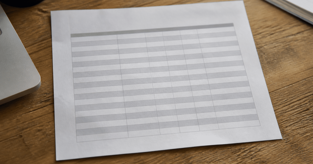 Document papier affichant tableau salaires sur bureau.