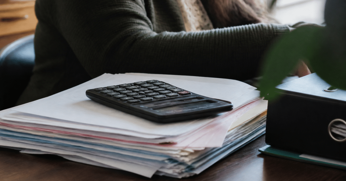 Documents administratifs et calculatrice sur bureau