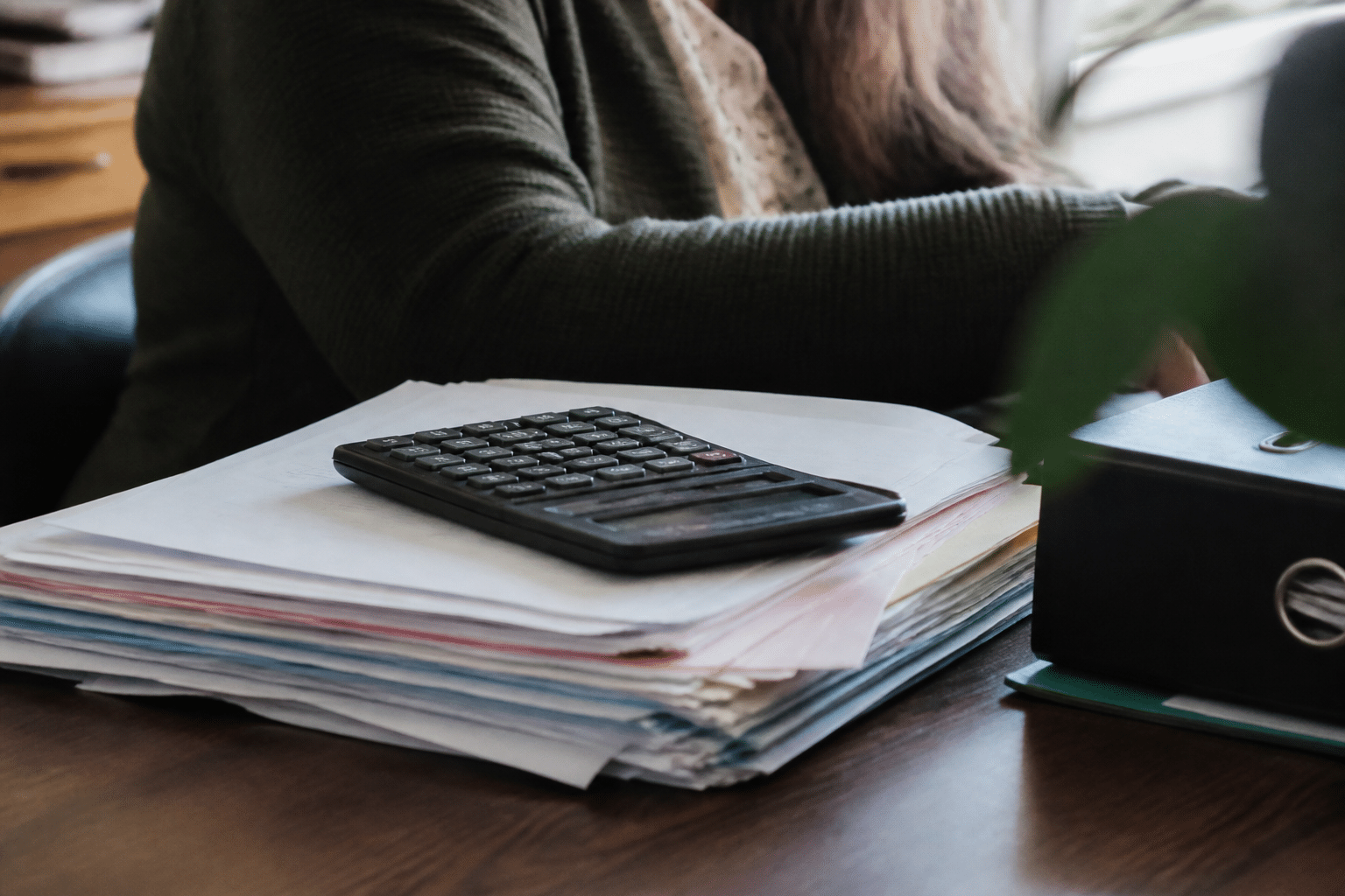 Documents administratifs et calculatrice sur bureau