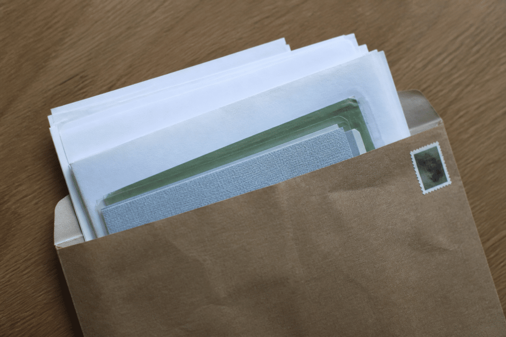 Enveloppe timbrée avec documents administratifs et justificatifs.