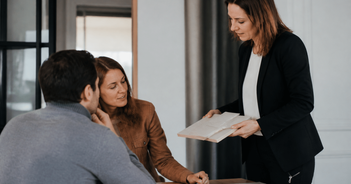 Femme presentant des produits a des clients assis