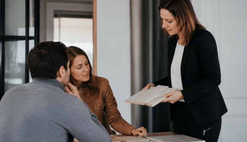 Femme presentant des produits a des clients assis