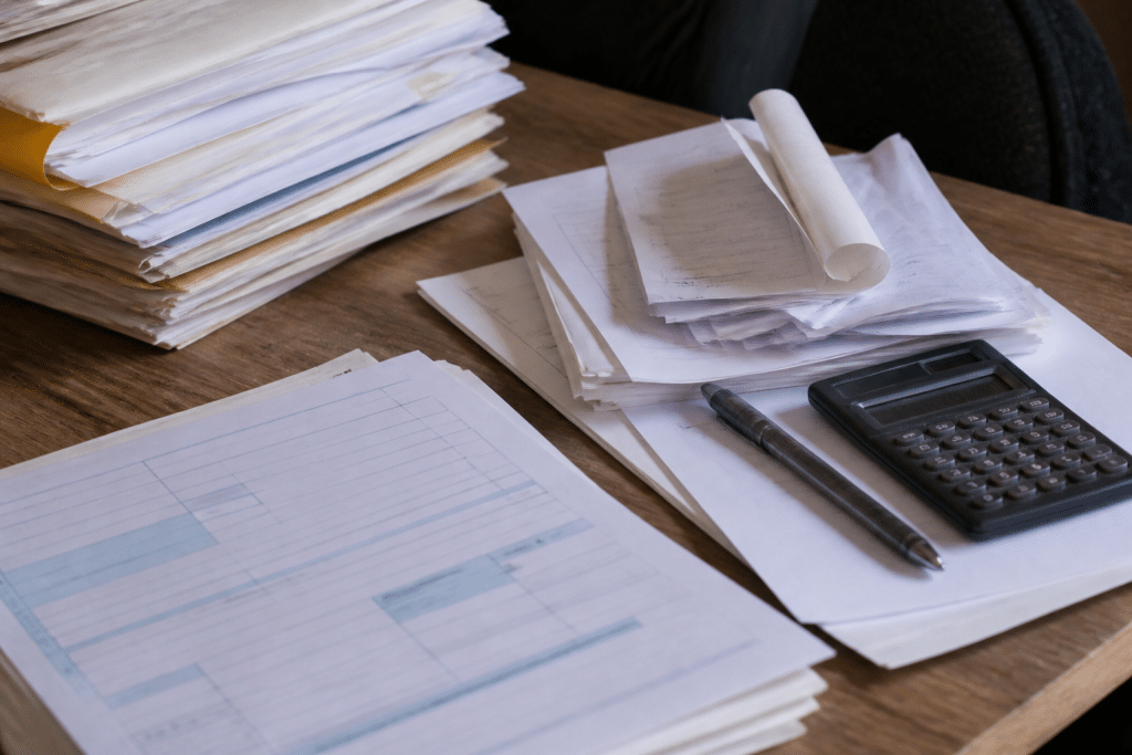 Formulaire administratif avec calculs financiers et documents CAF.