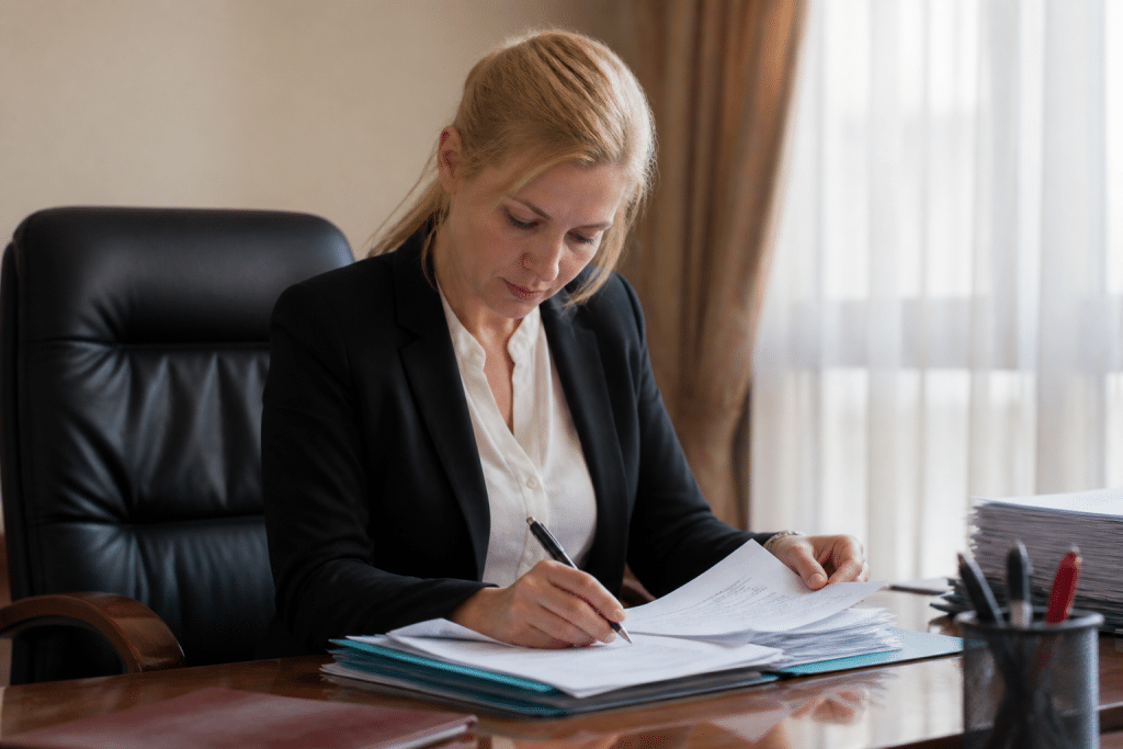 Huissier consultant documents officiels avec stylo noir