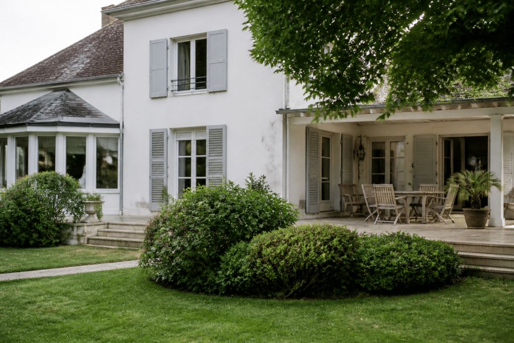 Maison blanche avec jardin et terrasse pour retraites