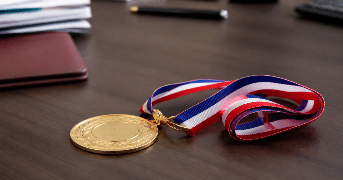 Medaille doree avec ruban tricolore sur bureau professionnel