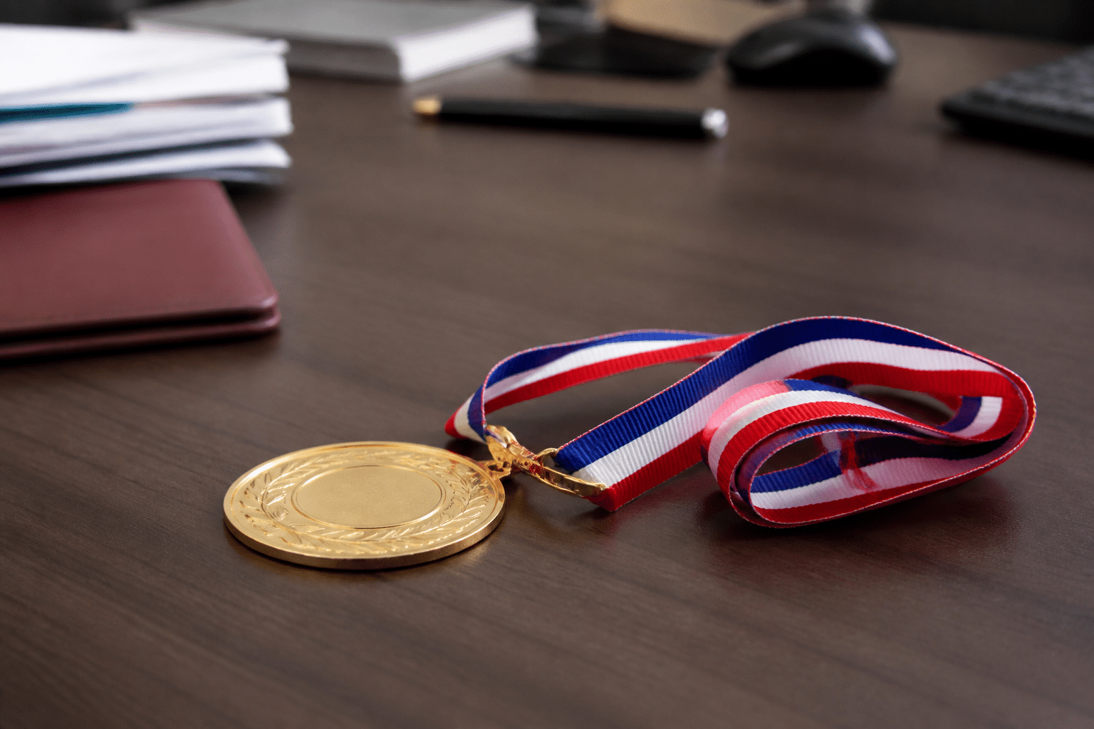 Medaille doree avec ruban tricolore sur bureau professionnel