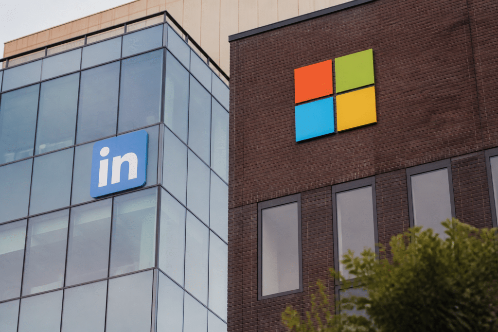 Logos Microsoft et LinkedIn avec chiffres financiers affichés