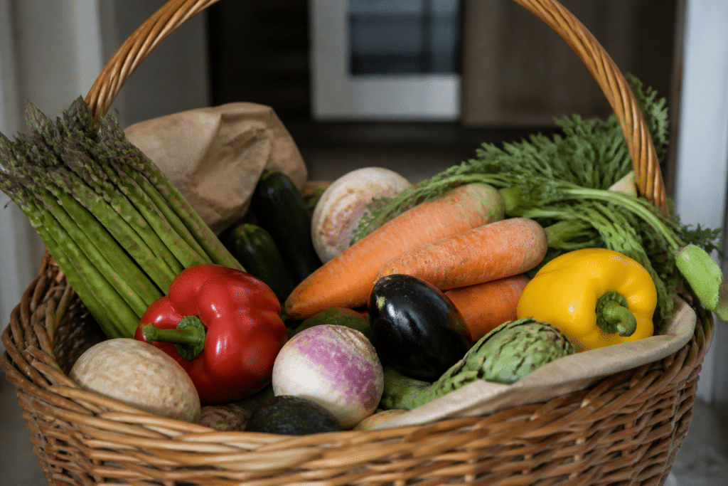 Panier rempli de legumes frais et produits epicerie variees