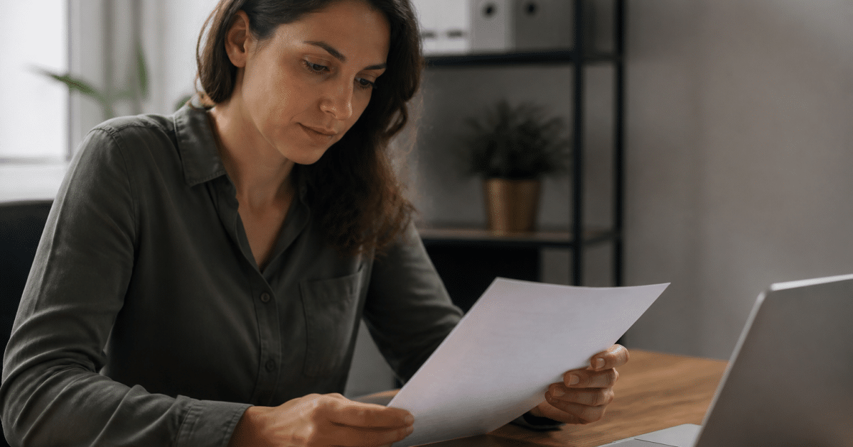 Personne assise au bureau consultant contrat de travail temporaire.