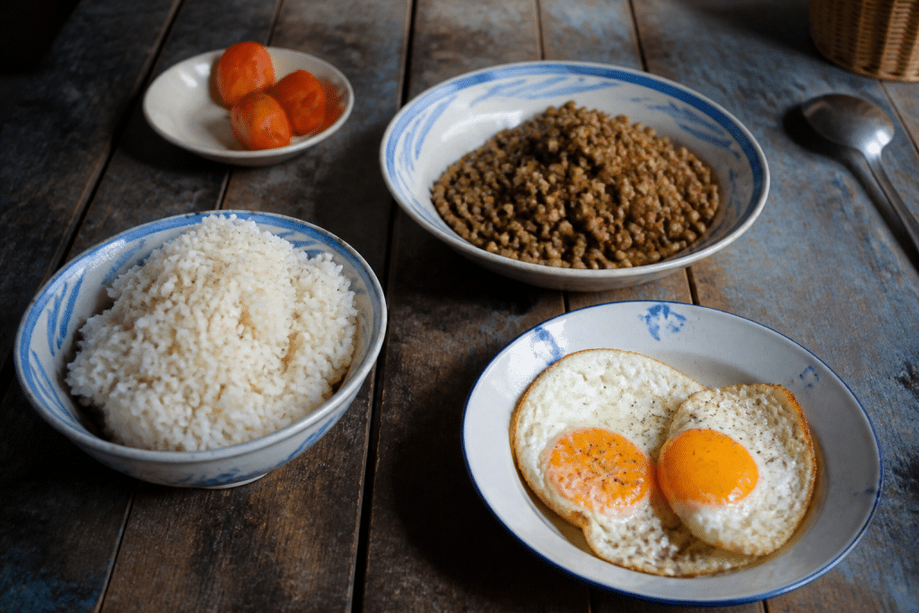Riz, lentilles et œufs sur table rustique