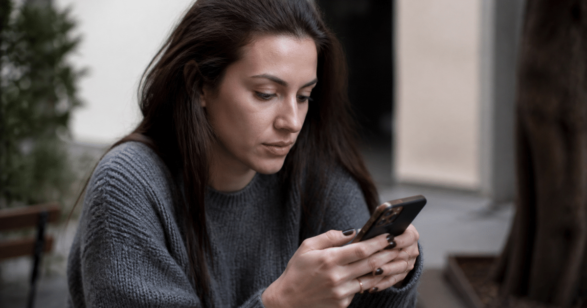 Personne verifiant nombre followers sur telephone mobile