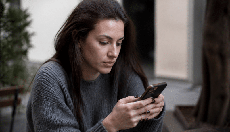 Personne verifiant nombre followers sur telephone mobile